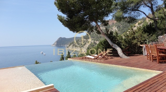 Villa de lujo en primera línea de mar en Es Cubells en venta, Ibiza - Villa de lujo en primera línea de mar en Es Cubells en alquiler, Ibiza