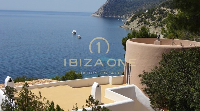 Villa de lujo en primera línea de mar en Es Cubells en venta, Ibiza - Villa de lujo en primera línea de mar en Es Cubells en alquiler, Ibiza