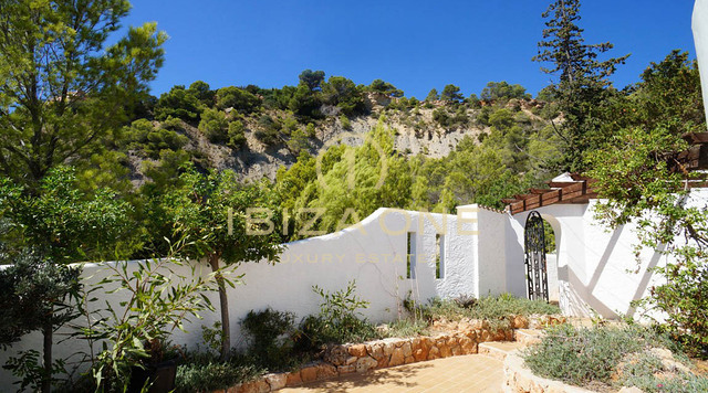 Luxe eerste lijn zee villa in Es Cubells met directe toegang tot het strand - waterkant porperty