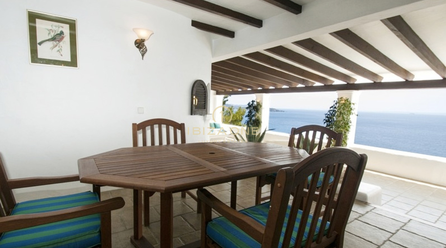 Prima linea Villa di lusso sul mare a Es Cubells con accesso diretto alla spiaggia - lungomare porperty