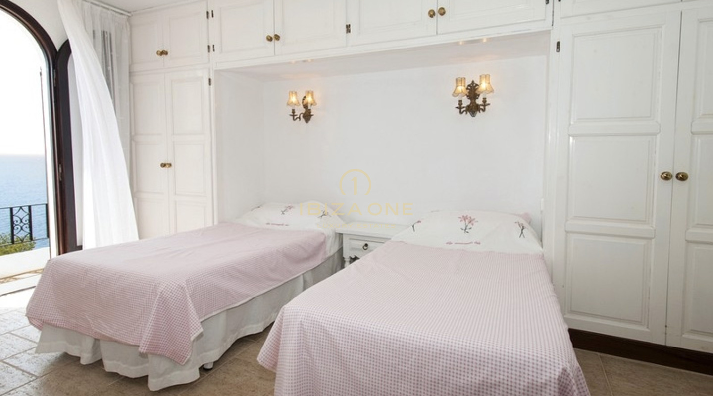 Prima linea Villa di lusso sul mare a Es Cubells con accesso diretto alla spiaggia - lungomare porperty