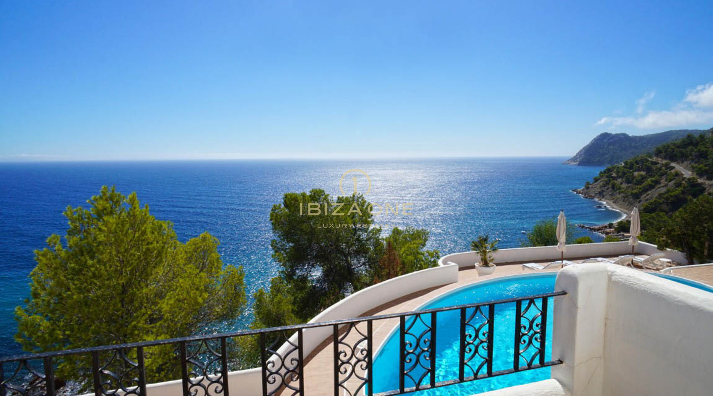Luxe eerste lijn zee villa in Es Cubells met directe toegang tot het strand - waterkant porperty