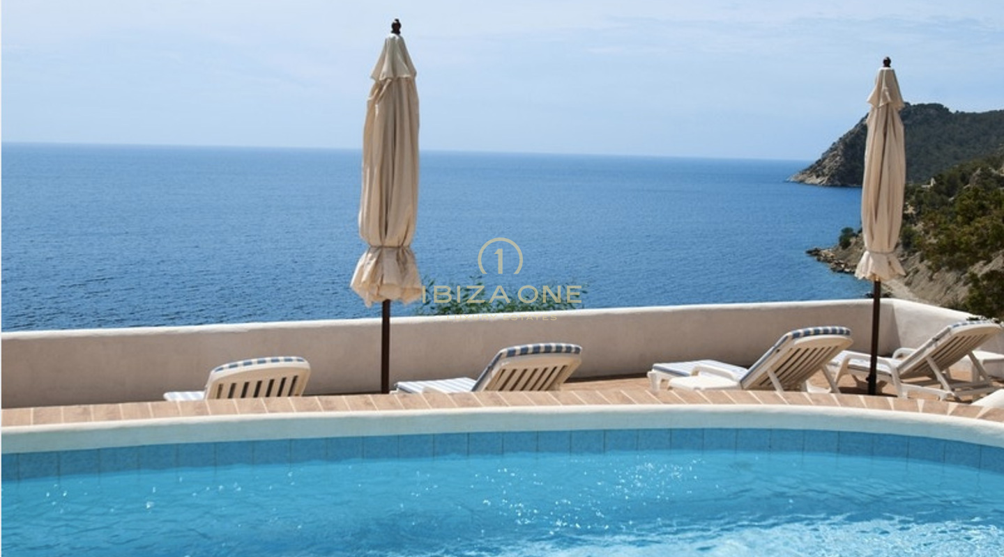 Lujo villa de primera línea de mar en Es Cubells con acceso directo a la playa - porperty línea de costa