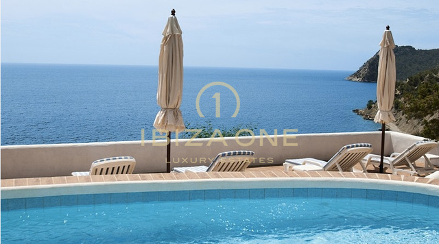 Prima linea Villa di lusso sul mare a Es Cubells con accesso diretto alla spiaggia - lungomare porperty
