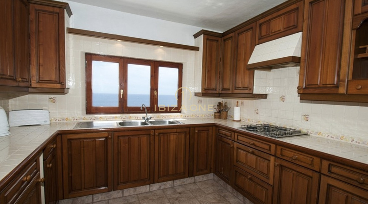 Luxe eerste lijn zee villa in Es Cubells met directe toegang tot het strand - waterkant porperty