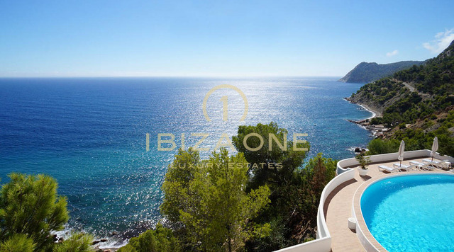 Lujo villa de primera línea de mar en Es Cubells con acceso directo a la playa - porperty línea de costa