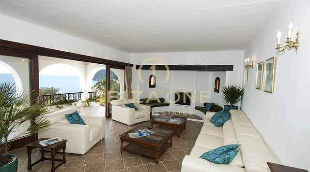 Prima linea Villa di lusso sul mare a Es Cubells con accesso diretto alla spiaggia - lungomare porperty