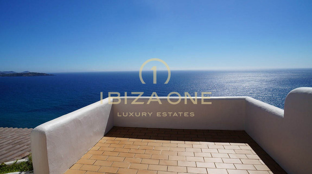 Luxe eerste lijn zee villa in Es Cubells met directe toegang tot het strand - waterkant porperty
