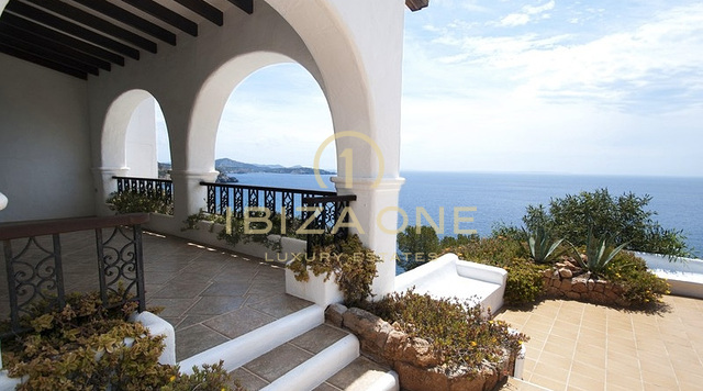 Luxe eerste lijn zee villa in Es Cubells met directe toegang tot het strand - waterkant porperty