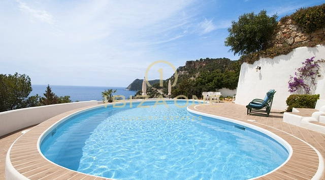 Lujo villa de primera línea de mar en Es Cubells con acceso directo a la playa - porperty línea de costa