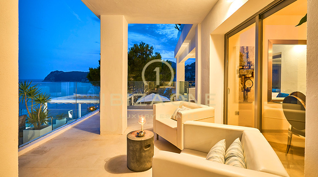 VILLA DI LUSSO FRONTE MARE CON ACCESSO PRIVATO AL MARE A ES CUBELLS IN AFFITTO, IBIZA