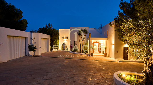 LUXE VILLA AAN ZEE MET EEN PRIVÉ TOEGANG TOT DE ZEE IN ES CUBELLS TE HUUR, IBIZA