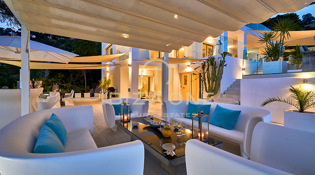 VILLA DI LUSSO FRONTE MARE CON ACCESSO PRIVATO AL MARE A ES CUBELLS IN AFFITTO, IBIZA