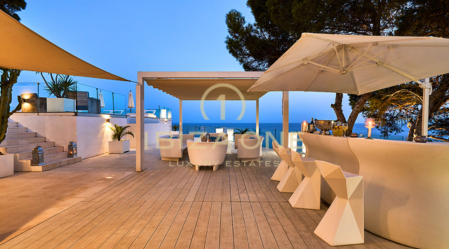 LUXE VILLA AAN ZEE MET EEN PRIVÉ TOEGANG TOT DE ZEE IN ES CUBELLS TE HUUR, IBIZA