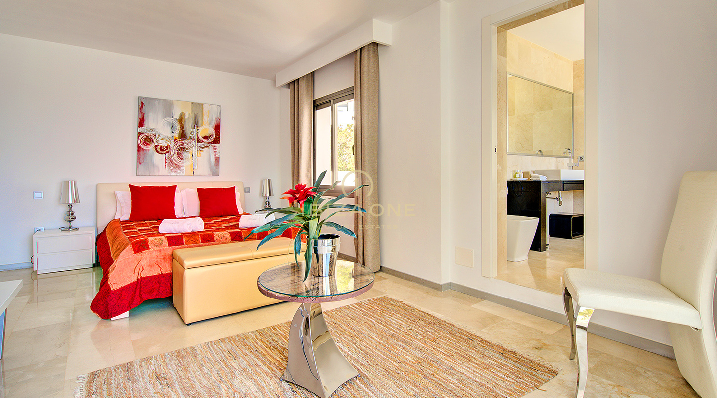 VILLA DI LUSSO FRONTE MARE CON ACCESSO PRIVATO AL MARE A ES CUBELLS IN AFFITTO, IBIZA