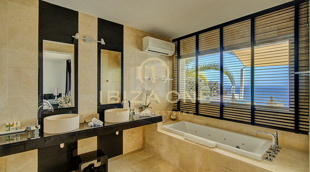 VILLA DE LUJO EN PRIMERA LINEA DE MAR CON ACCESO PRIVADO AL MAR EN ES CUBELLS EN ALQUILER, IBIZA