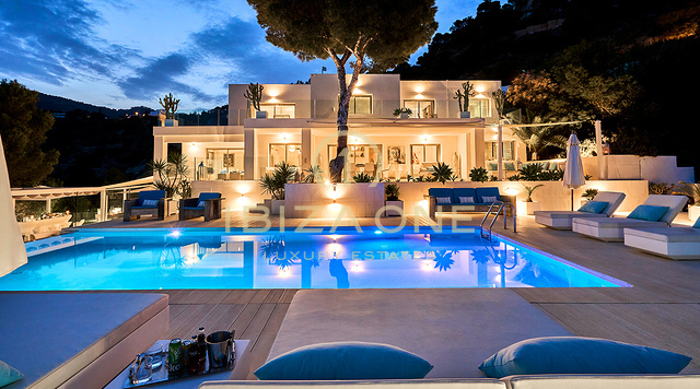 LUXE VILLA AAN ZEE MET EEN PRIVÉ TOEGANG TOT DE ZEE IN ES CUBELLS TE HUUR, IBIZA