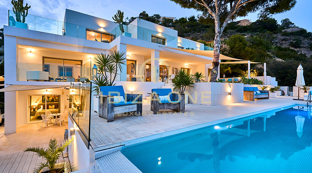 LUXE VILLA AAN ZEE MET EEN PRIVÉ TOEGANG TOT DE ZEE IN ES CUBELLS TE HUUR, IBIZA