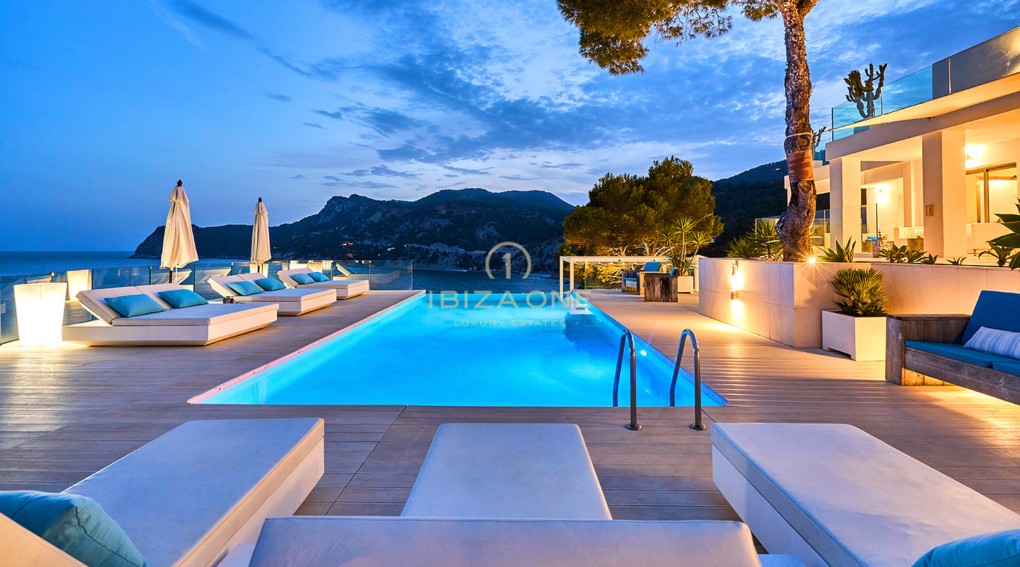 LUXE VILLA AAN ZEE MET EEN PRIVÉ TOEGANG TOT DE ZEE IN ES CUBELLS TE HUUR, IBIZA