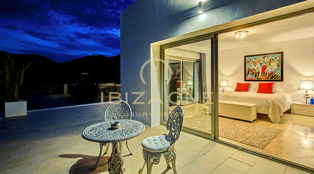 VILLA DI LUSSO FRONTE MARE CON ACCESSO PRIVATO AL MARE A ES CUBELLS IN AFFITTO, IBIZA