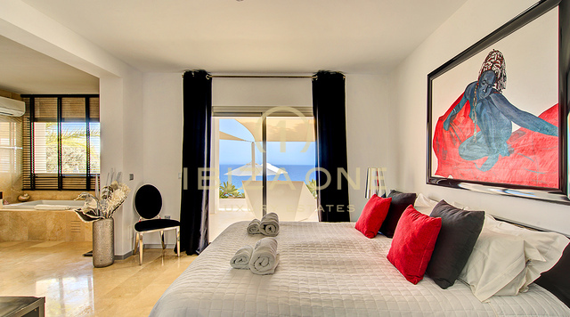 VILLA DE LUXE EN BORD DE MER AVEC ACCÈS PRIVÉ À LA MER À ES CUBELLS À LOUER, IBIZA