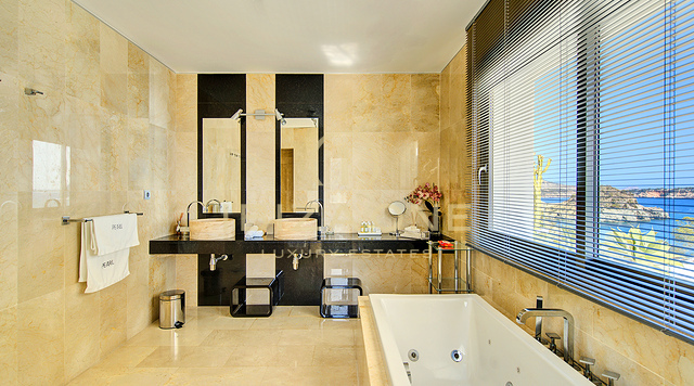 VILLA DI LUSSO FRONTE MARE CON ACCESSO PRIVATO AL MARE A ES CUBELLS IN AFFITTO, IBIZA