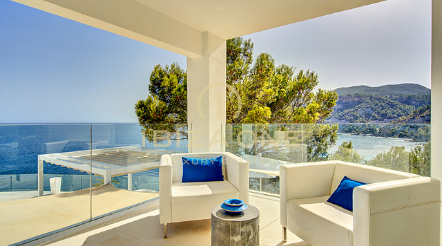 VILLA DI LUSSO FRONTE MARE CON ACCESSO PRIVATO AL MARE A ES CUBELLS IN AFFITTO, IBIZA