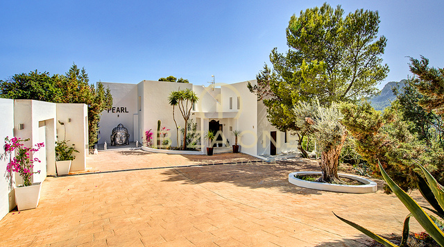 LUXUSVILLA DIREKT AM MEER MIT PRIVATEM ZUGANG ZUM MEER IN ES CUBELLS ZU VERMIETEN, IBIZA