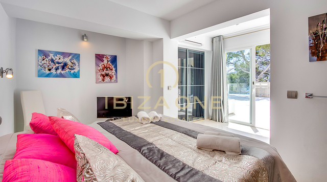 LUXE VILLA AAN ZEE MET EEN PRIVÉ TOEGANG TOT DE ZEE IN ES CUBELLS TE HUUR, IBIZA