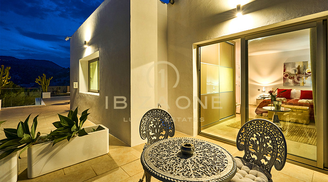LUXE VILLA AAN ZEE MET EEN PRIVÉ TOEGANG TOT DE ZEE IN ES CUBELLS TE HUUR, IBIZA