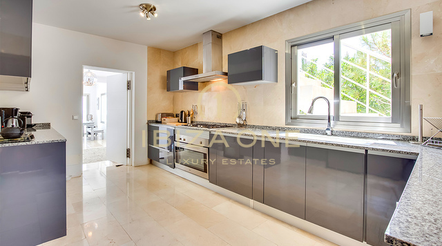 VILLA DI LUSSO FRONTE MARE CON ACCESSO PRIVATO AL MARE A ES CUBELLS IN AFFITTO, IBIZA