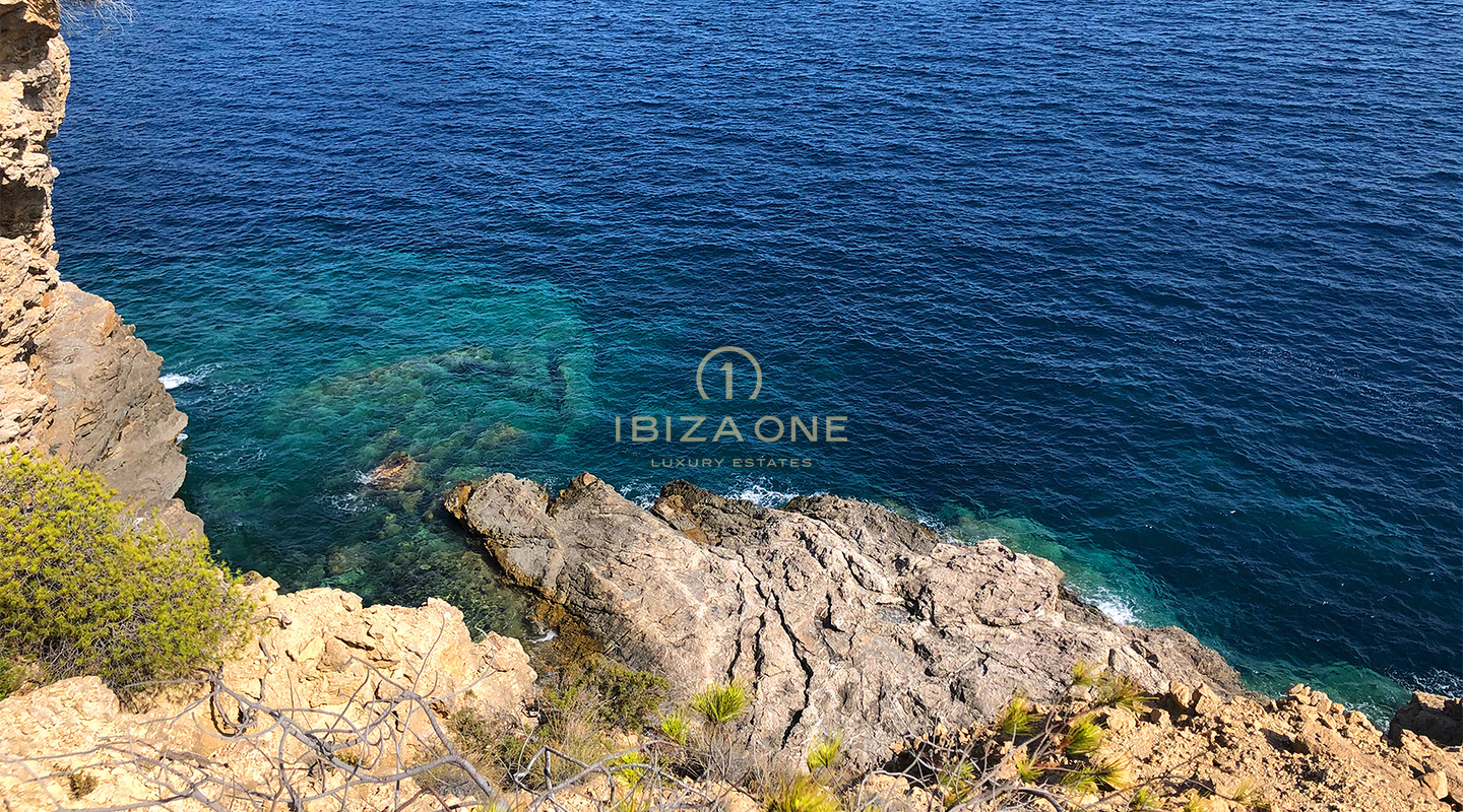 LUXUSVILLA DIREKT AM MEER MIT PRIVATEM ZUGANG ZUM MEER IN ES CUBELLS ZU VERMIETEN, IBIZA