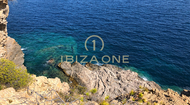 LUXE VILLA AAN ZEE MET EEN PRIVÉ TOEGANG TOT DE ZEE IN ES CUBELLS TE HUUR, IBIZA