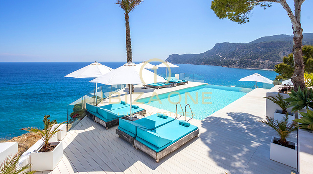 LUXE VILLA AAN ZEE MET EEN PRIVÉ TOEGANG TOT DE ZEE IN ES CUBELLS TE HUUR, IBIZA