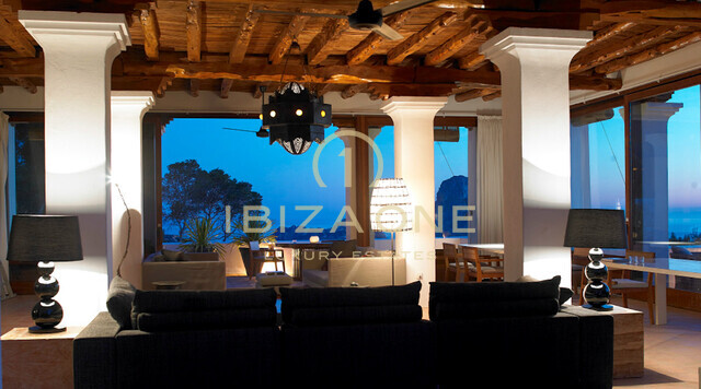 Preciosa villa de lujo en Blakstad cerca del mar y con vistas espectaculares a Es Vedra en alquiler, Ibiza