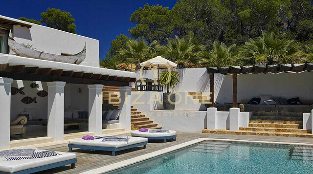 Prachtige luxe Blakstad villa dicht bij de zee en spectaculair uitzicht op Es Vedra te huur, Ibiza