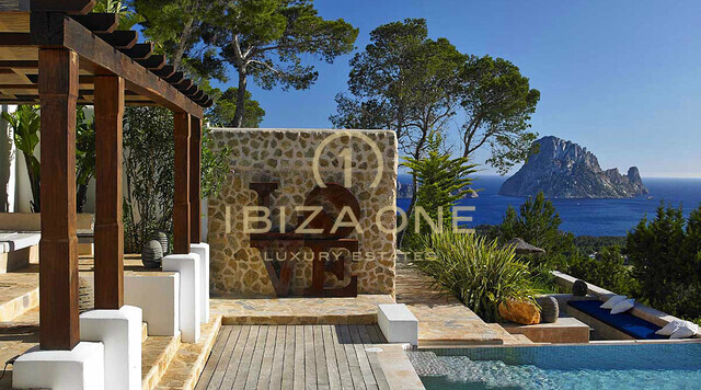Preciosa villa de lujo en Blakstad cerca del mar y con vistas espectaculares a Es Vedra en alquiler, Ibiza