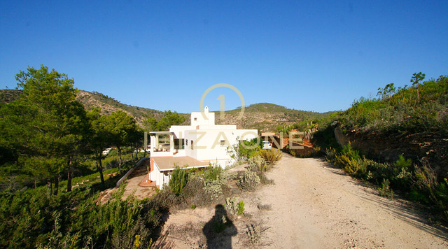 Première ligne de mer / villas en bord de mer / villas pieds dans l'eau : 2 villas avec accès mer et plage à vendre, Ibiza - Première ligne de mer / villas en bord de mer / villas pieds dans l'eau : 2 villas avec accès mer et plage à louer, Ibiza
