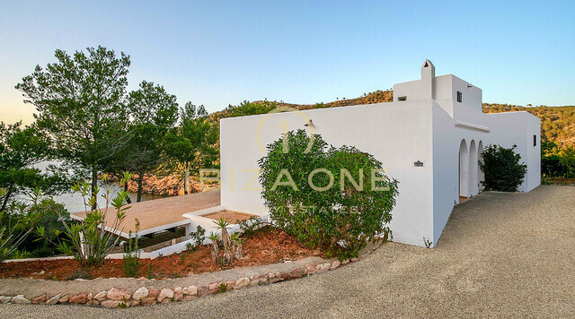 Première ligne de mer / villas en bord de mer / villas pieds dans l'eau : 2 villas avec accès mer et plage à vendre, Ibiza - Première ligne de mer / villas en bord de mer / villas pieds dans l'eau : 2 villas avec accès mer et plage à louer, Ibiza