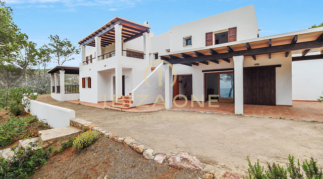Première ligne de mer / villas en bord de mer / villas pieds dans l'eau : 2 villas avec accès mer et plage à vendre, Ibiza - Première ligne de mer / villas en bord de mer / villas pieds dans l'eau : 2 villas avec accès mer et plage à louer, Ibiza