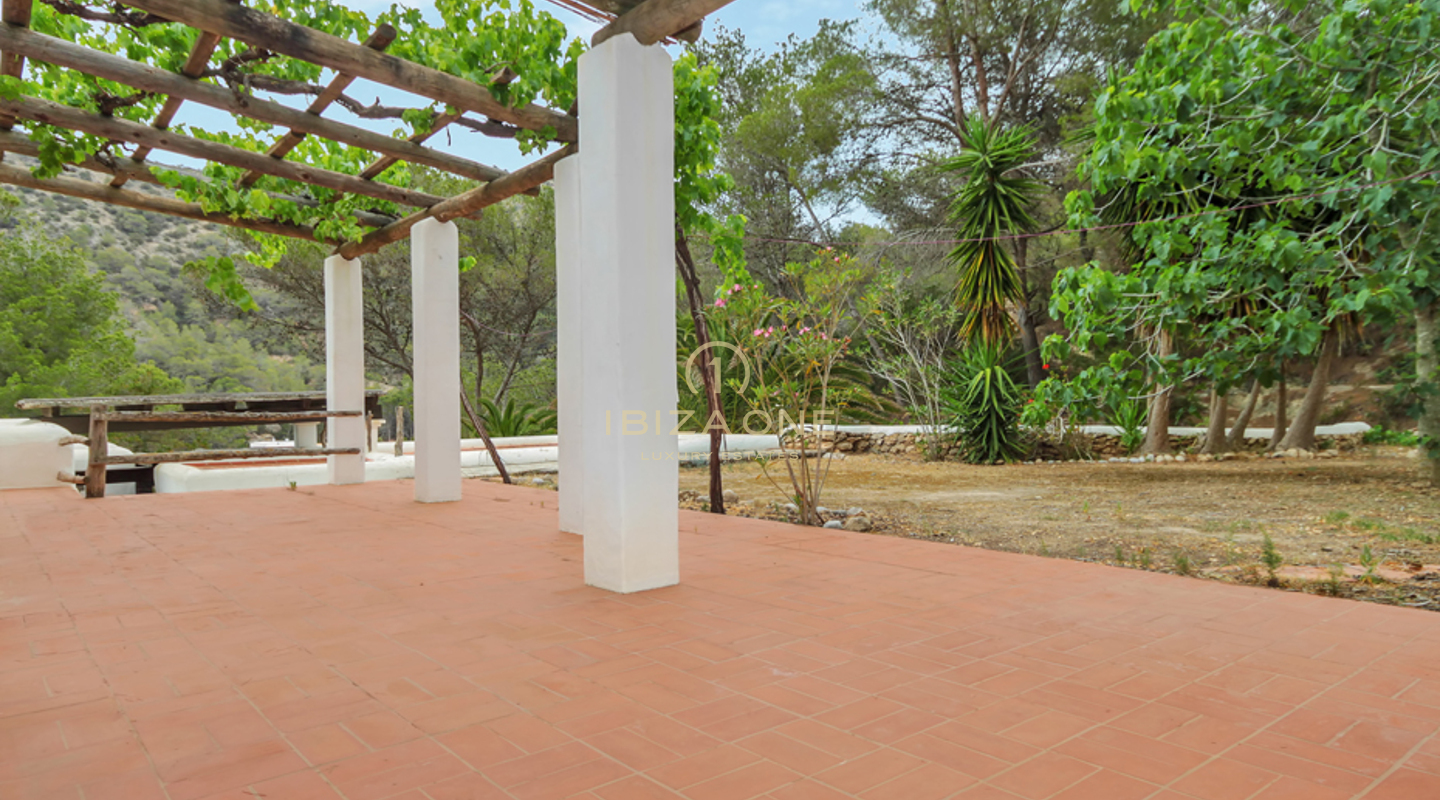 Première ligne de mer / villas en bord de mer / villas pieds dans l'eau : 2 villas avec accès mer et plage à vendre, Ibiza - Première ligne de mer / villas en bord de mer / villas pieds dans l'eau : 2 villas avec accès mer et plage à louer, Ibiza