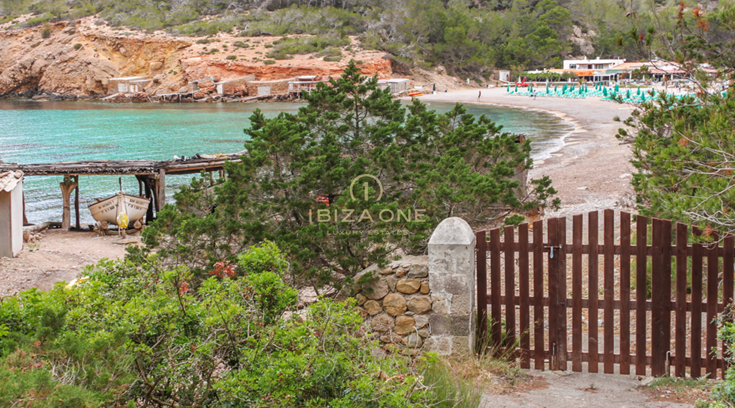 Première ligne de mer / villas en bord de mer / villas pieds dans l'eau : 2 villas avec accès mer et plage à vendre, Ibiza - Première ligne de mer / villas en bord de mer / villas pieds dans l'eau : 2 villas avec accès mer et plage à louer, Ibiza