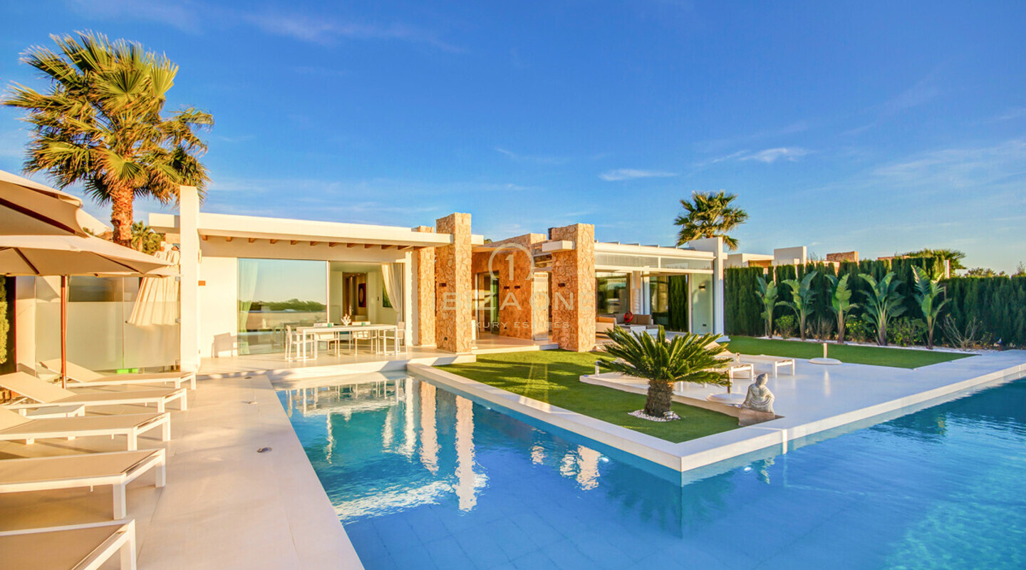 Modern gestaltete Luxusvilla mit Panoramablick auf das Meer zu verkaufen, Ibiza - Modern gestaltete Luxusvilla mit Panoramablick auf das Meer zu vermieten, Ibiza