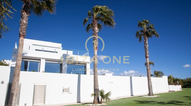 Moderne luxe villa aan zee - huis aan het water met toegang tot de zee te huur, Ibiza