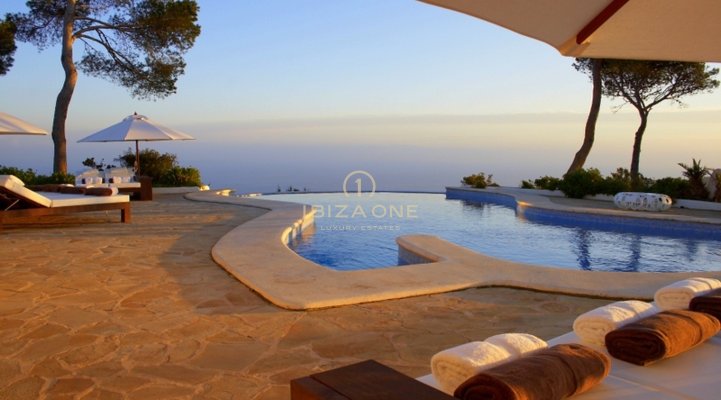Prachtige luxe villa in finca stijl met 260 ° zeezicht te huur