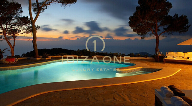 Prachtige luxe villa in finca stijl met 260 ° zeezicht te huur