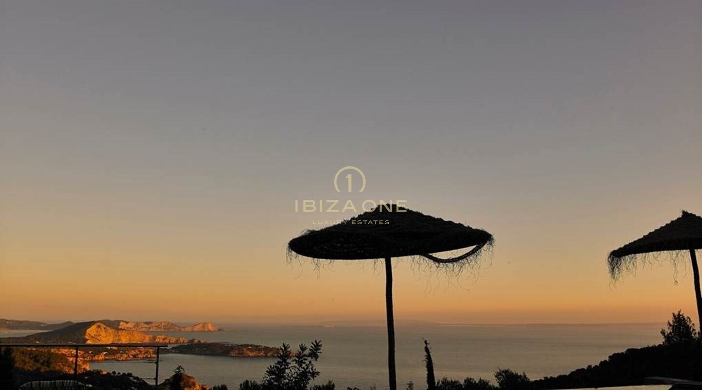 Luxuriöse moderne Jaime Serra Villa mit wunderschönem Meerblick zu vermieten, Ibiza