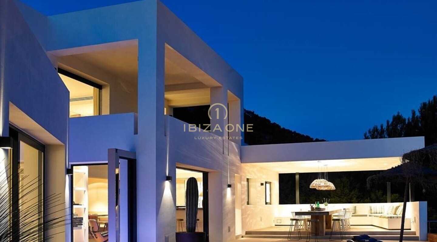 Luxuriöse moderne Jaime Serra Villa mit wunderschönem Meerblick zu vermieten, Ibiza