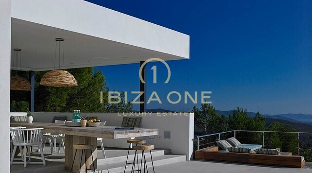 Luxuriöse moderne Jaime Serra Villa mit wunderschönem Meerblick zu vermieten, Ibiza