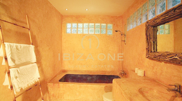Spectaculaire luxe villa met 12 slaapkamers - 200 meter van de zee met toegang tot de zee te koop en de luxe villa is ook te huur, Ibiza